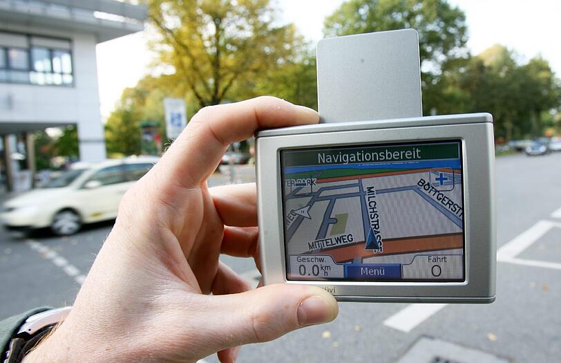 Ein mobiles Navi ist für Diebe leichte Beute, wenn es sichtbar im parkenden Wagen liegt. (Symbolbild)