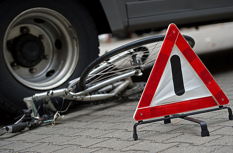Die schwer verletzte Frau musste mit einem Rettungswagen zur stationären Behandlung in ein Krankenhaus gebracht werden. (Symbolbild)