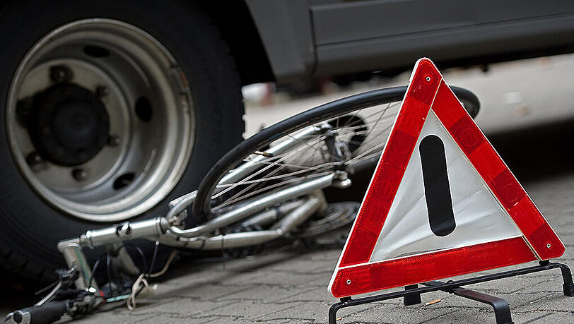 Die schwer verletzte Frau musste mit einem Rettungswagen zur stationären Behandlung in ein Krankenhaus gebracht werden. (Symbolbild) Die schwer verletzte Frau musste mit einem Rettungswagen zur stationären Behandlung in ein Krankenhaus gebracht werden. (Symbolbild)
