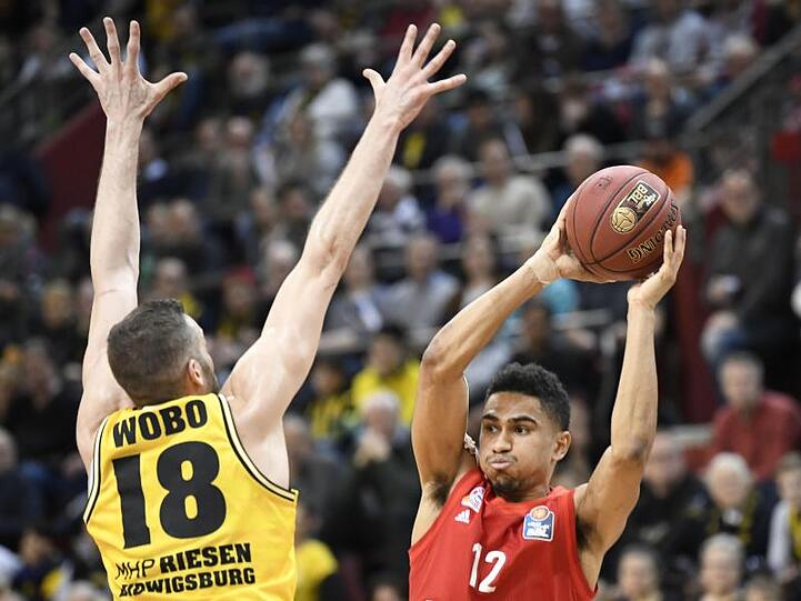 Die Bayern um Spielmacher Maodo Lo (r) verloren das Spitzenspiel in Ludwigsburg.