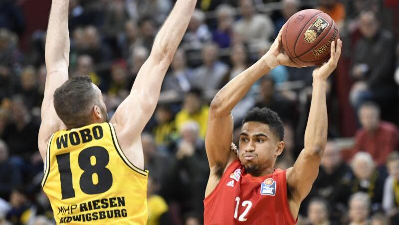 Die Bayern um Spielmacher Maodo Lo (r) verloren das Spitzenspiel in Ludwigsburg. Die Bayern um Spielmacher Maodo Lo (r) verloren das Spitzenspiel in Ludwigsburg.