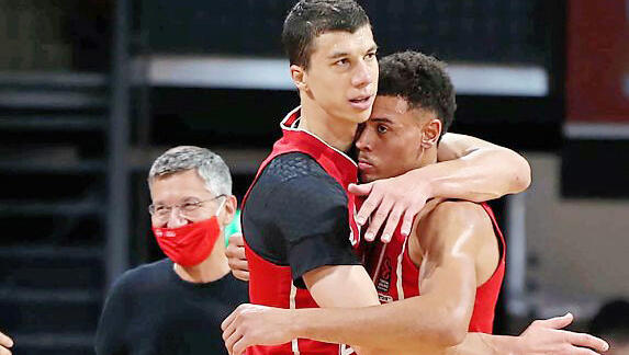 Bayerns Matchwinner (v.r.): Baldwin und Lucic mit Hainer.
