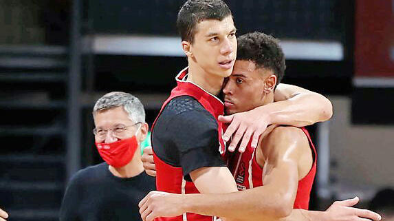 Bayerns Matchwinner (v.r.): Baldwin und Lucic mit Hainer.