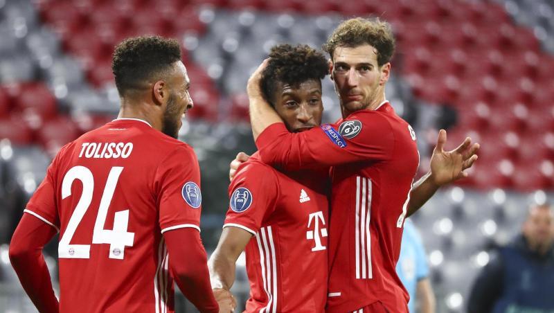 Münchens Kingsley Coman (M) bejubelt zusammen mit Corentin Tolisso (l) und Leon Goretzka einen Treffer.