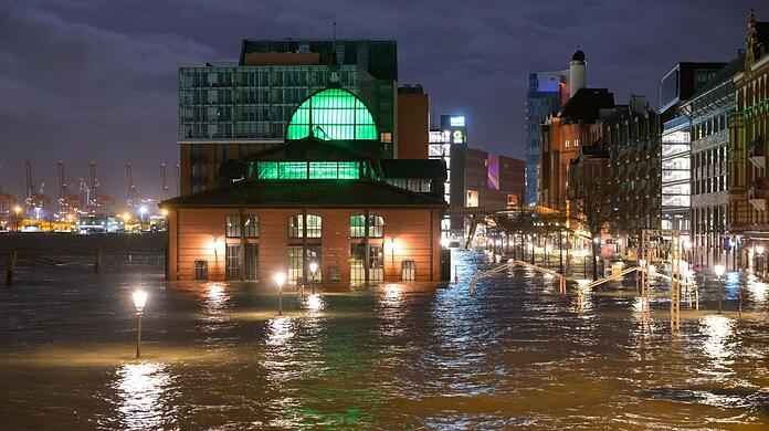 Der Fischmarkt in Hamburg steht unter Wasser. Der Fischmarkt in Hamburg steht unter Wasser.