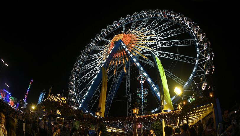 Das beleuchtete Riesenrad steht auf dem Oktoberfestgelände.