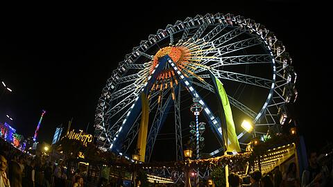 Das beleuchtete Riesenrad steht auf dem Oktoberfestgelände.