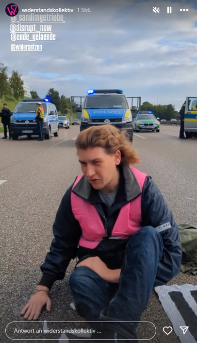 Ein Klimaaktivist aus der Schweiz hat sich am Donnerstagmorgen auf die Autobahn A9 in Richtung München geklebt. Ein Klimaaktivist aus der Schweiz hat sich am Donnerstagmorgen auf die Autobahn A9 in Richtung München geklebt.