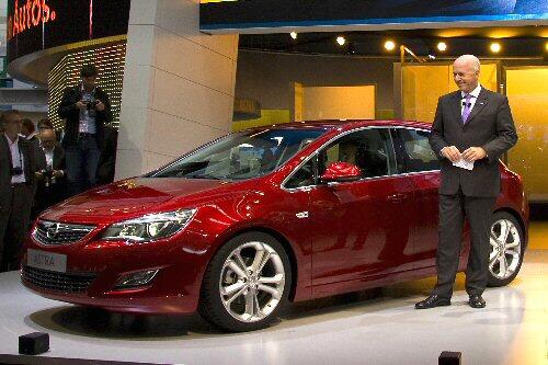 Carl-Peter Forster bei der Vorstellung des neuen Opel Astra