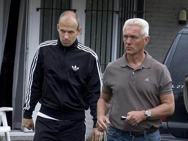 Arjen Robben (l) mit seinem Vater nach dem Besuch beim «Wunderheiler».