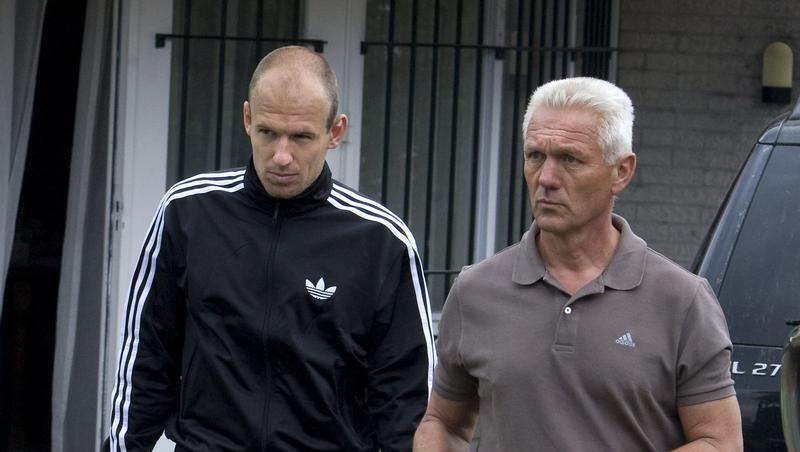 Arjen Robben (l) mit seinem Vater nach dem Besuch beim «Wunderheiler». Arjen Robben (l) mit seinem Vater nach dem Besuch beim «Wunderheiler».