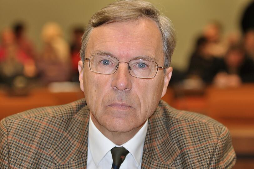 Psychiater Henning Saß (67) ist ärztlicher Direktor und Vorsitzender des Vorstandes des Universitätsklinikums Aachen. Über Tage beschäftigt er sich mit den Angeklagten. Er führt vor Gericht aus, wie der Täter tickt. Von Saß hängt es ab, ob der Angeklagte mit Milde rechnen kann.