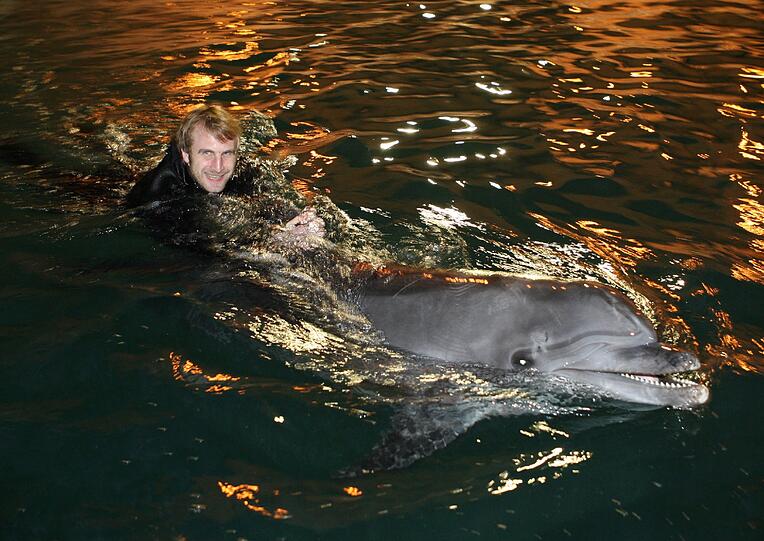 Für die Löwen ging's am Mittwoch noch tierisch zu: Im Delfinarium durften sie mit Flipper & Co. eine Runde schwimmen.