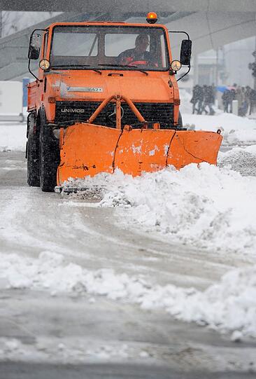 Großeinsatz für die Münchner Räumfahrzeuge: Die Schneemassen sind dieser Tage kaum zu bewältigen.