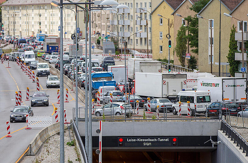 Ein Bild vom ersten Tag des geöffneten Luise-Kisselbach-Tunnels. Vor allem an der Oberfläche gibt es noch einige Probleme mit der Verkehrsführung.