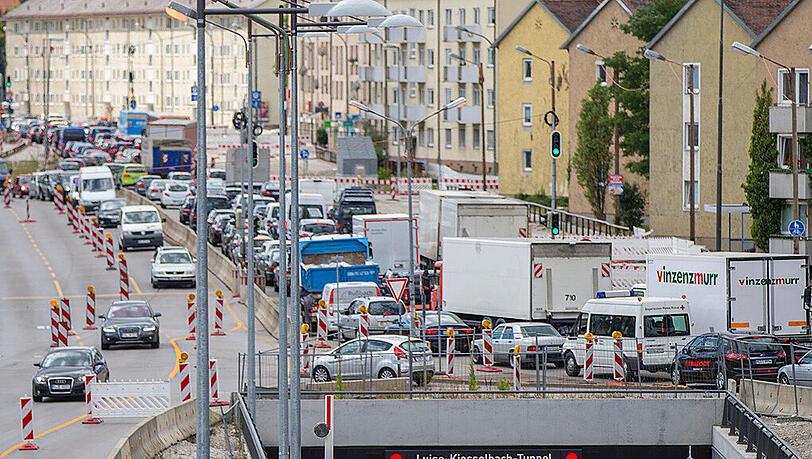 Ein Bild vom ersten Tag des geöffneten Luise-Kisselbach-Tunnels. Vor allem an der Oberfläche gibt es noch einige Probleme mit der Verkehrsführung. Ein Bild vom ersten Tag des geöffneten Luise-Kisselbach-Tunnels. Vor allem an der Oberfläche gibt es noch einige Probleme mit der Verkehrsführung.