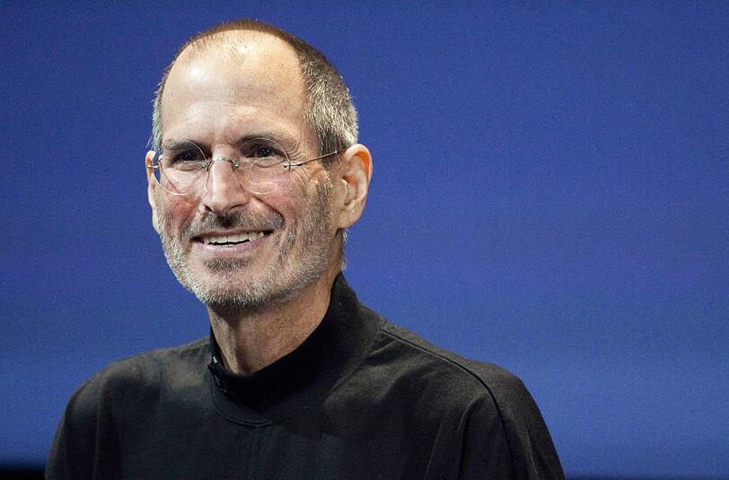 Der Arsenal Spieler erzielt im Oktober 2011 einen Treffer gegen die Tottenham Hotspur, anschließend verstirbt der Apple Gründer Steve Jobs.
