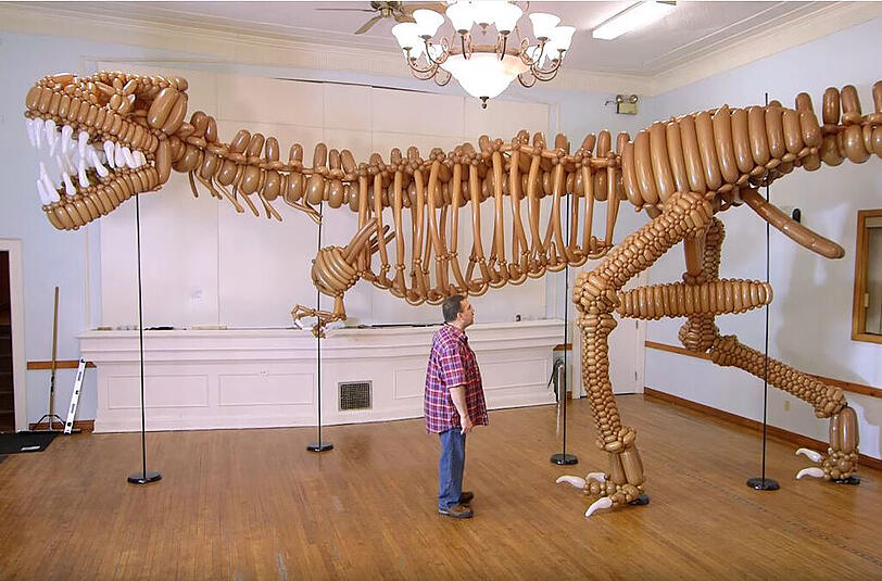 Der Kanadier Mark Verge hat einen lebensgroßen T-Rex aus Luftballons nachgebaut.