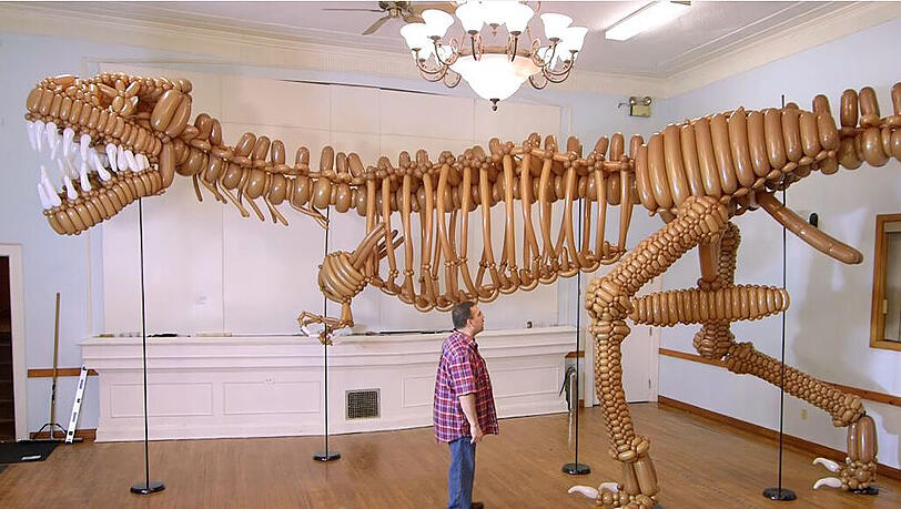 Der Kanadier Mark Verge hat einen lebensgroßen T-Rex aus Luftballons nachgebaut. Der Kanadier Mark Verge hat einen lebensgroßen T-Rex aus Luftballons nachgebaut.