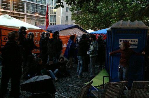 Das Hungerstreik-Camp auf dem Münchner Rindermarkt ist in der Nacht zum Sonntag von der Polizei geräumt worden. Die Bilder.