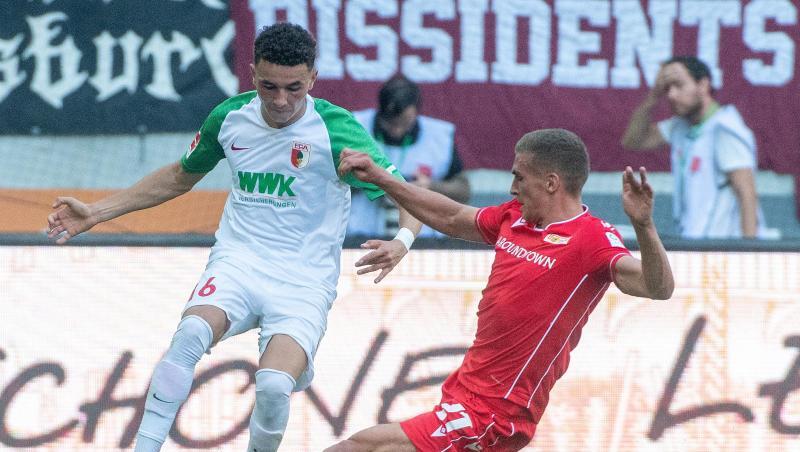 Ruben Vargas von Augsburg und Berlins Grischa Prömel (l-r.) im Zweikampf um den Ball. Foto: Stefan Puchner Ruben Vargas von Augsburg und Berlins Grischa Prömel (l-r.) im Zweikampf um den Ball. Foto: Stefan Puchner