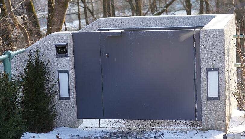 Nur für Landtagsabgeordnete mit Mitarbeiterkarte: Der Auf- und Abgang ist nicht öffentlich und auf der Brücke elektronisch gesichert. Nur für Landtagsabgeordnete mit Mitarbeiterkarte: Der Auf- und Abgang ist nicht öffentlich und auf der Brücke elektronisch gesichert.
