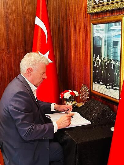 Münchens OB Dieter Reiter trägt sich in das Kondolenzbuch des türkischen Generalkonsulats ein.