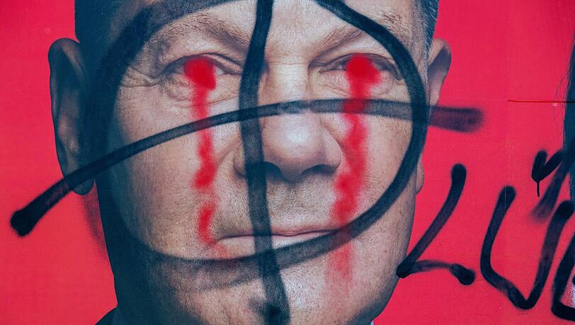 Gewalt gegen Politiker hat viele Ausprägungen: In diesem Fall wurde ein Wahlplakat von Bundeskanzler Olaf Scholz (SPD) zur Europawahl am 9. Juni beschmiert und mit dem Schriftzug "Lügen" versehen.