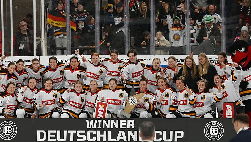 Das Frauen-Nationalteam feiert erneut den Sieg beim Deutschland Cup Das Frauen-Nationalteam feiert erneut den Sieg beim Deutschland Cup