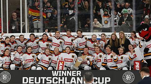 Das Frauen-Nationalteam feiert erneut den Sieg beim Deutschland Cup