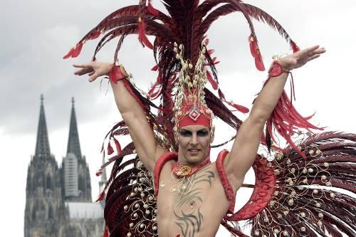Bunt, extrovertiert und voller Partylaune: Am Wochenende zieht die CSD-Parade durch München.