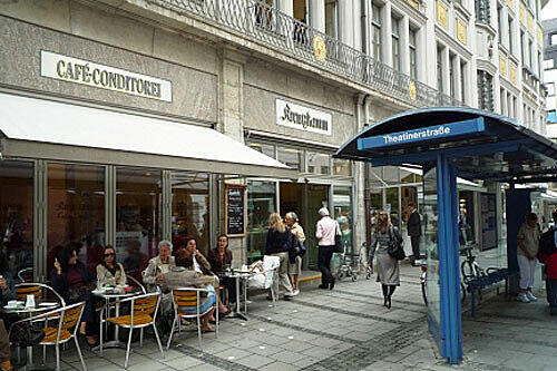 Traditionscafé in der Maffeistraße: Das Kreutzkamm gibt es in München seit 1950, berühmt ist es für den feinen Baumkuchen.