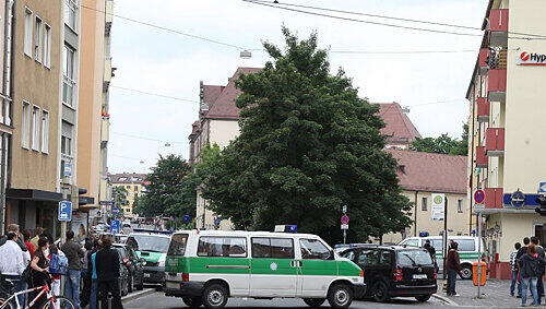 Die Pirckheimer Straße und die Löbleinstraße wurden abgesperrt. Die Pirckheimer Straße und die Löbleinstraße wurden abgesperrt.