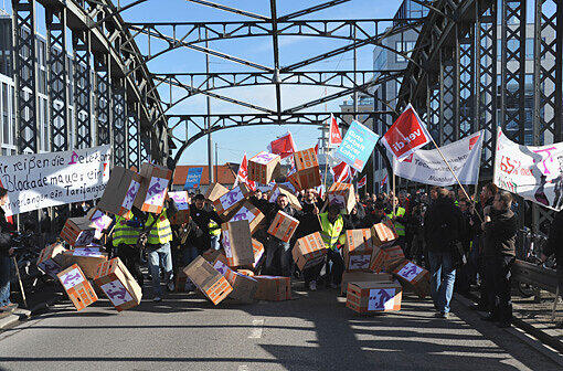 Warnstreik auf der Hackerbrücke: Die Gewerkschaft Verdi fordert von der Telekom 6,5 Prozent mehr Lohn.