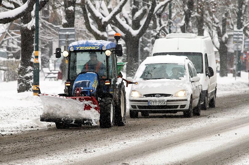 Der erste Schnee ist gefallen und verhüllt alles in ein sanftes Weiß. Aber Achtung Autofahrer: Die Straßen sind glatt. Die Bilder.