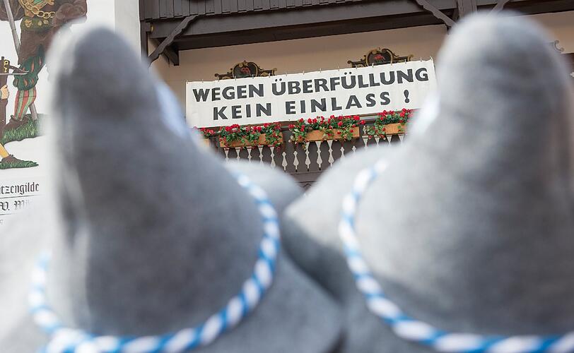 Dieses Bild kennt man vom ersten Wiesn-Samstag: Wer nicht früh genug dran ist kommt erstmal nicht ins Zelt.