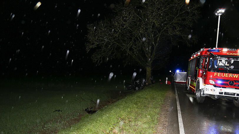 Schreckliche Bilder aus Icking: Der BMW kam von der Straße ab und prallte gegen einen Baum. Zwei 19-jährige Männer starben.