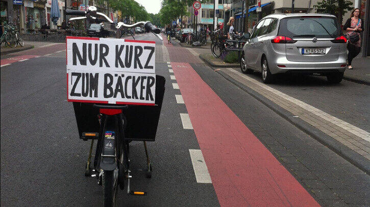 "Nur kurz beim Bäcker" - Dieses Foto sorgte im Internet für einen Eklat.