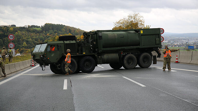 Ein kurioser Unfall der US Army legte am Samstag die A9 lahm. Die Bilder.