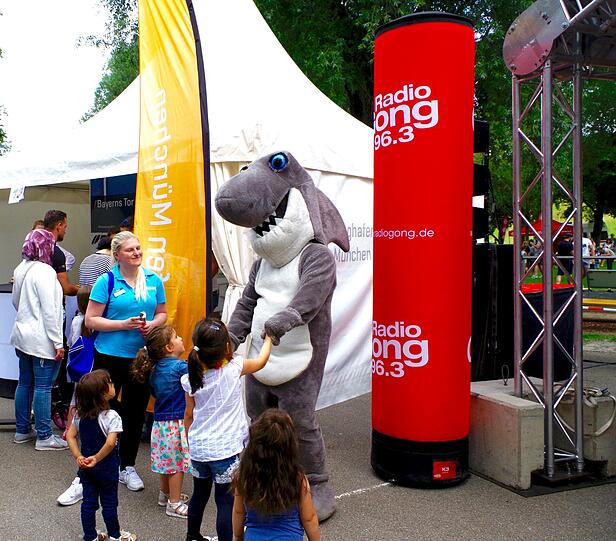 Zum Anbeißen: Die Kinder haben auch abseits der Picknick-Wiese Spaß.