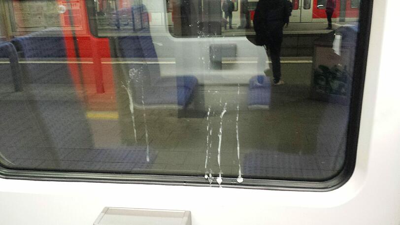 Eine gesprungene Glasscheibe, Spuckeschlieren am Fenster, zerkratzter Lack: Die Polizei fasste drei Randalierer am Pasinger Bahnhof.
