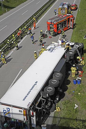 Der Lkw kippte auf der Standspur um.