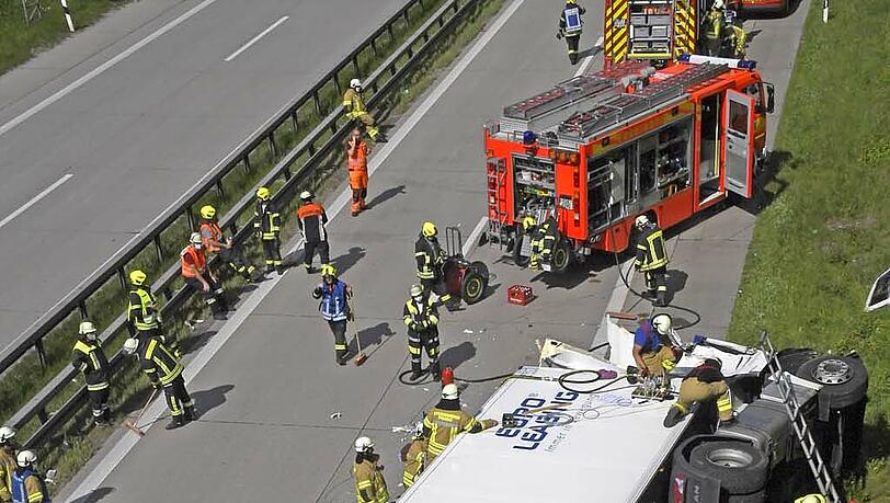Der Lkw kippte auf der Standspur um. Der Lkw kippte auf der Standspur um.