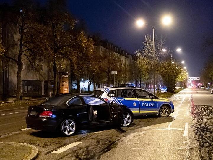 Ein beschädigter PKW und ein Polizeiauto an der Unfallstelle auf der Fürstenrieder Straße. Foto: Sven Hoppe/dpa