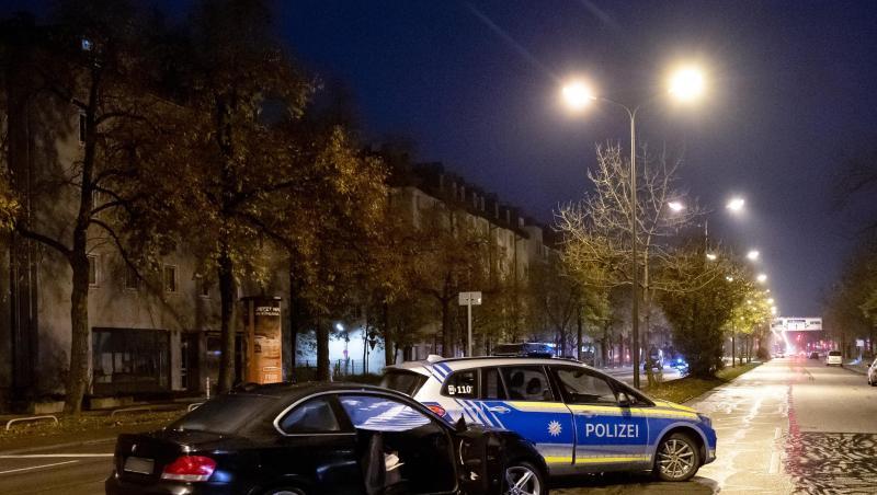 Ein beschädigter PKW und ein Polizeiauto an der Unfallstelle auf der Fürstenrieder Straße. Foto: Sven Hoppe/dpa Ein beschädigter PKW und ein Polizeiauto an der Unfallstelle auf der Fürstenrieder Straße. Foto: Sven Hoppe/dpa