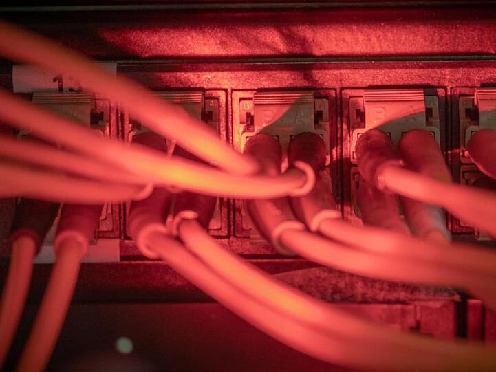 Durch die Angriffe waren unter anderen Internetanschlüsse, Webseiten und Online-Banking-Systeme für Kunden über mehrere Tage nicht nutzbar.