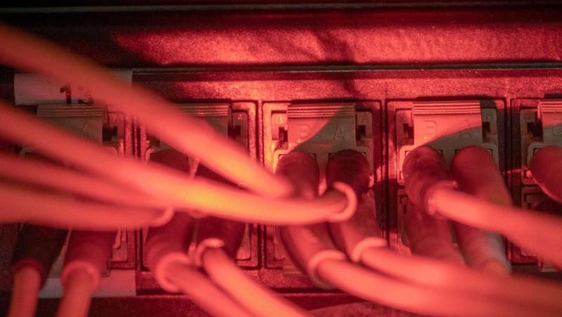 Durch die Angriffe waren unter anderen Internetanschlüsse, Webseiten und Online-Banking-Systeme für Kunden über mehrere Tage nicht nutzbar.