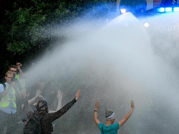 Auch der massive Wasserwerfer-Einsatz konnte die Eskalation nicht verhindern.