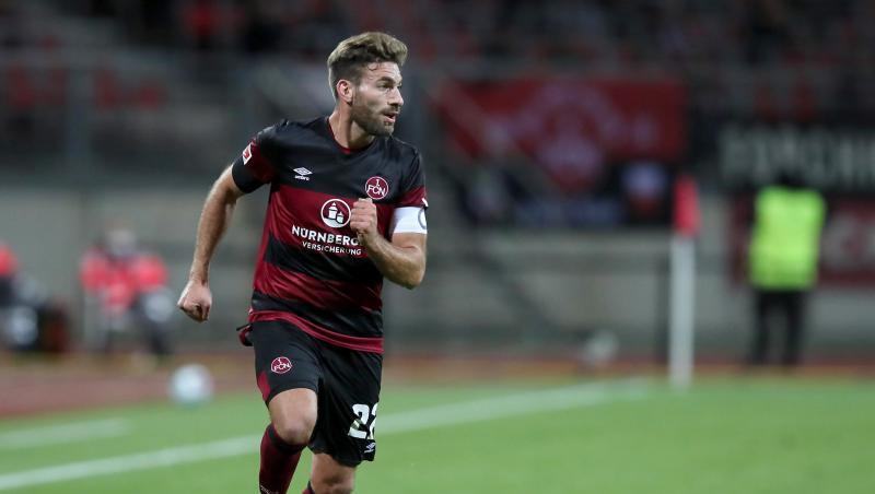 Der Nürnberger Enrico Valentini spielt den Ball.