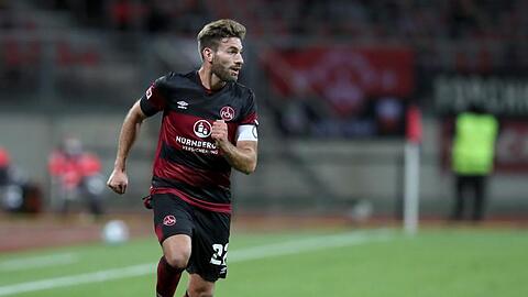 Der Nürnberger Enrico Valentini spielt den Ball.